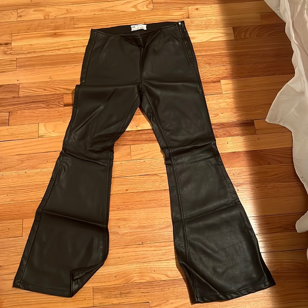 FREE PEOPLE PULL ON SIZE 28 FAUX LEATHER PANTS ZIPPER SIDE